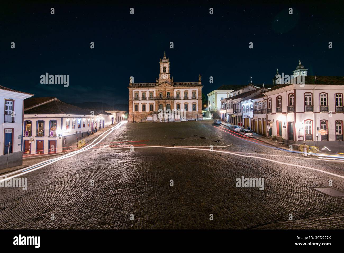 Leerer Hauptplatz der Stadt Ouro Preto bei Nacht Stockfoto