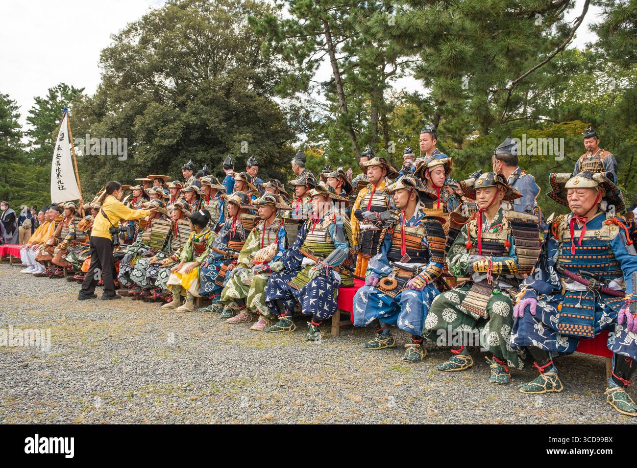 Weibliche Fotografin, die eine Gruppe von Japanern in einer Samurai ...