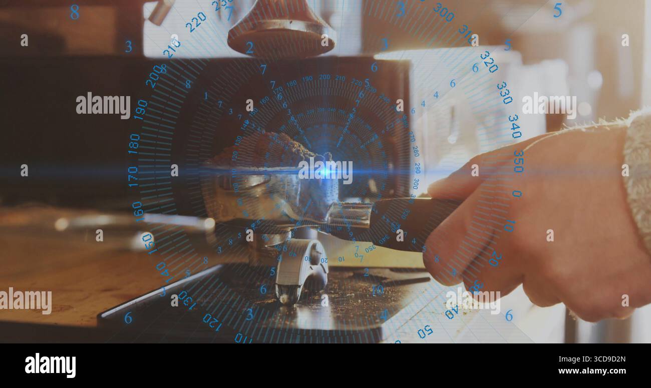 Schieben des Portafilters mit Kaffeesatz in den Kopf der Espressomaschine über der Abtropfschale im Café Stockfoto