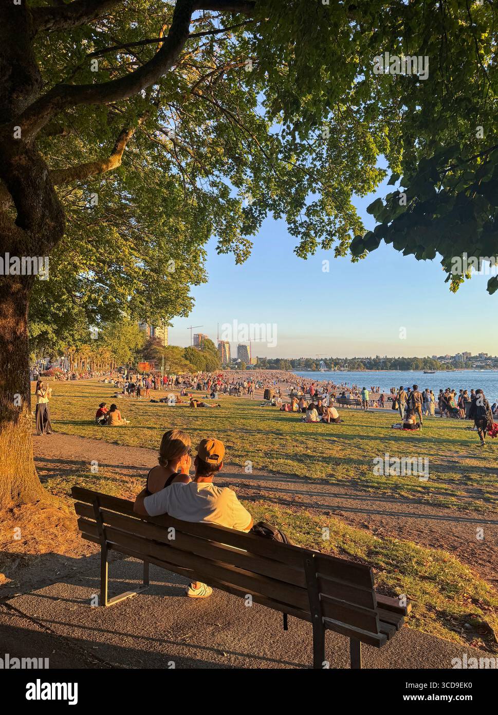 English Bay Beach an einem Sommerwochenende in Vancouver, British Columbia, Kanada. Stockfoto
