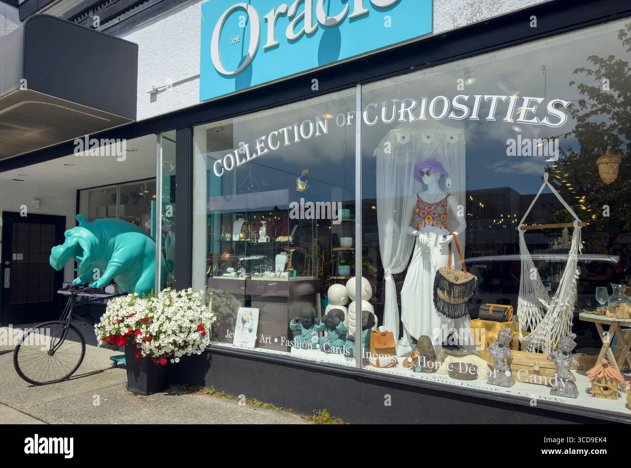Oracle, eine Boutique mit Sammlerstücken und einzigartiger Kleidung in Sechelt an der Sunshine Coast von British Columbia, Kanada. Stockfoto