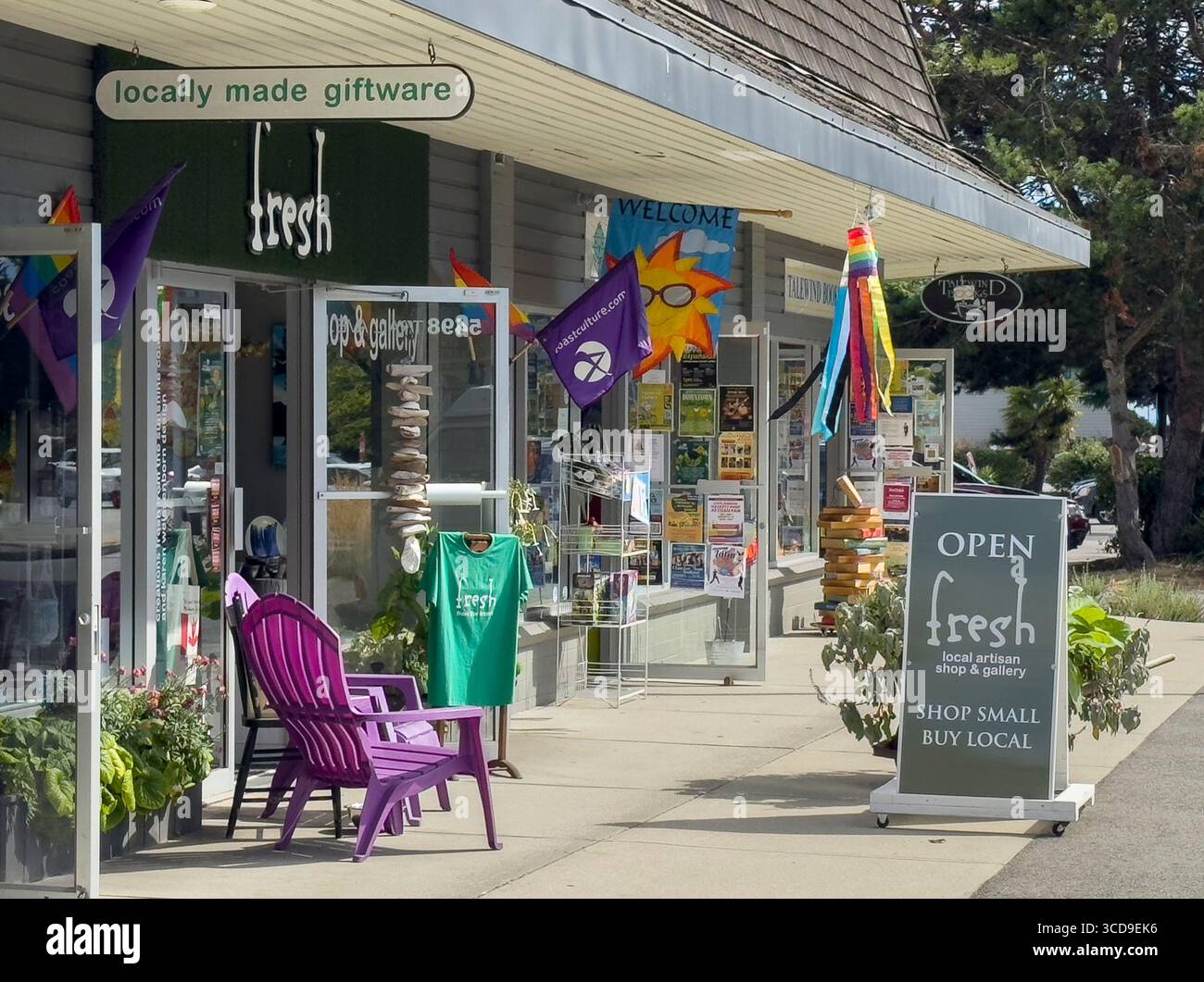 Boutiquen in der Stadt Sechelt an der Sunshine Coast von British Columbia, Kanada. - Smartphone-aufgenommenes Stockfoto