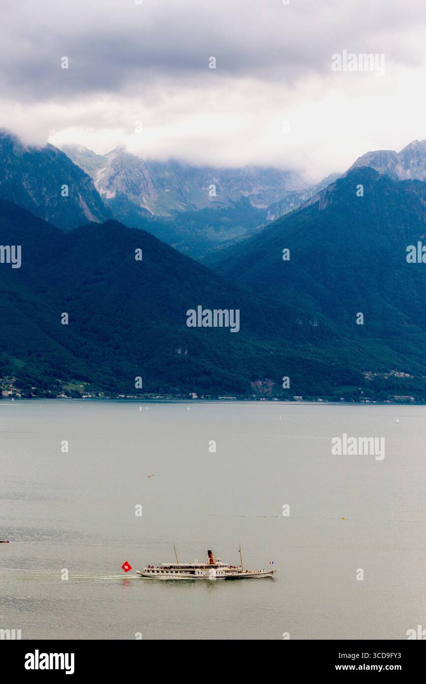 Blick auf den Genfer See aus der Vogelperspektive, umgeben von Schweizer Alpen, malerischer Landschaft, blauem Wasser, grünen Tälern und malerischen Städten. Stockfoto