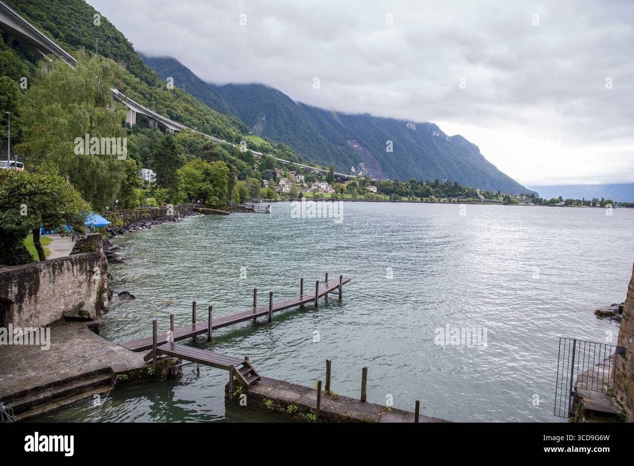 Blick auf den Genfer See aus der Vogelperspektive, umgeben von Schweizer Alpen, malerischer Landschaft, blauem Wasser, grünen Tälern und malerischen Städten. Stockfoto