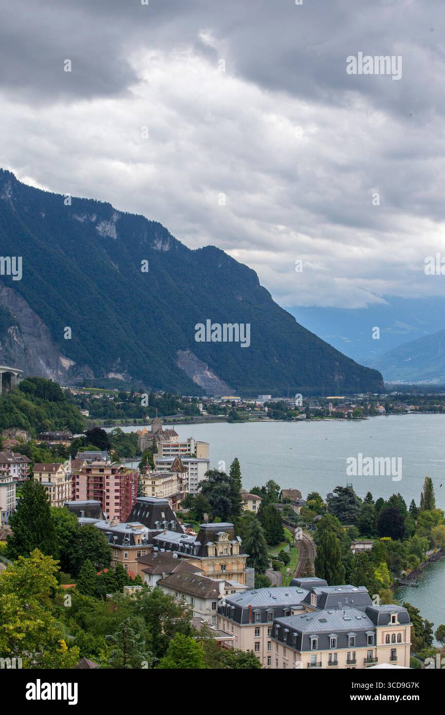 Blick auf den Genfer See aus der Vogelperspektive, umgeben von Schweizer Alpen, malerischer Landschaft, blauem Wasser, grünen Tälern und malerischen Städten. Stockfoto