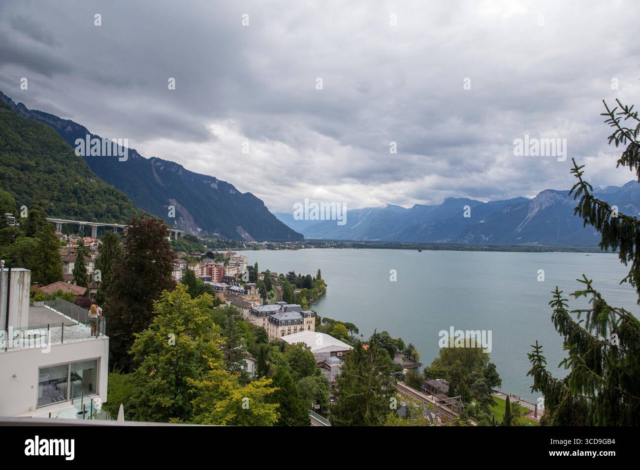 Blick auf den Genfer See aus der Vogelperspektive, umgeben von Schweizer Alpen, malerischer Landschaft, blauem Wasser, grünen Tälern und malerischen Städten. Stockfoto