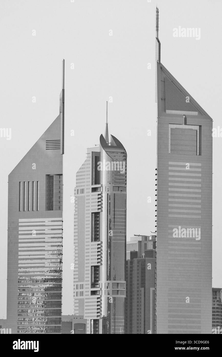 Schwarzweiß-Foto der Wolkenkratzer von Dubai mit ikonischer moderner Architektur, hohen Türmen und der urbanen Skyline der Vereinigten Arabischen Emirate. Stockfoto