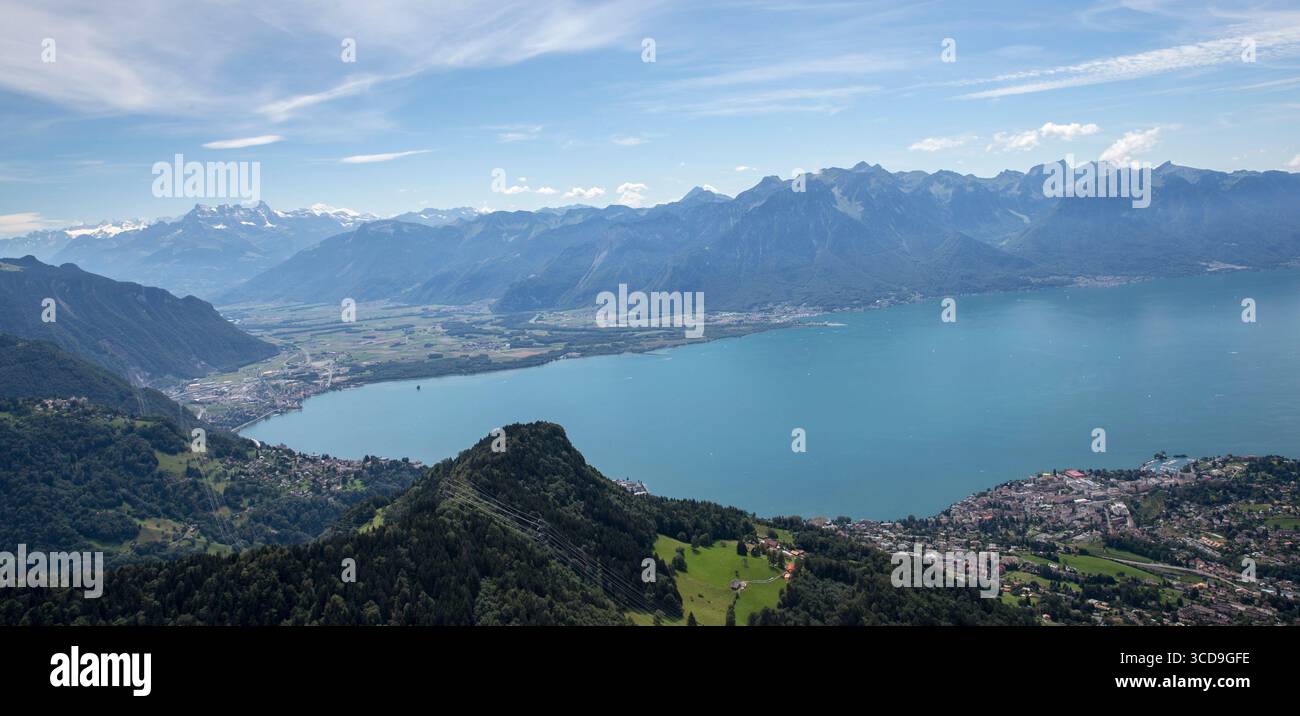 Blick auf den Genfer See aus der Vogelperspektive, umgeben von Schweizer Alpen, malerischer Landschaft, blauem Wasser, grünen Tälern und malerischen Städten. Stockfoto