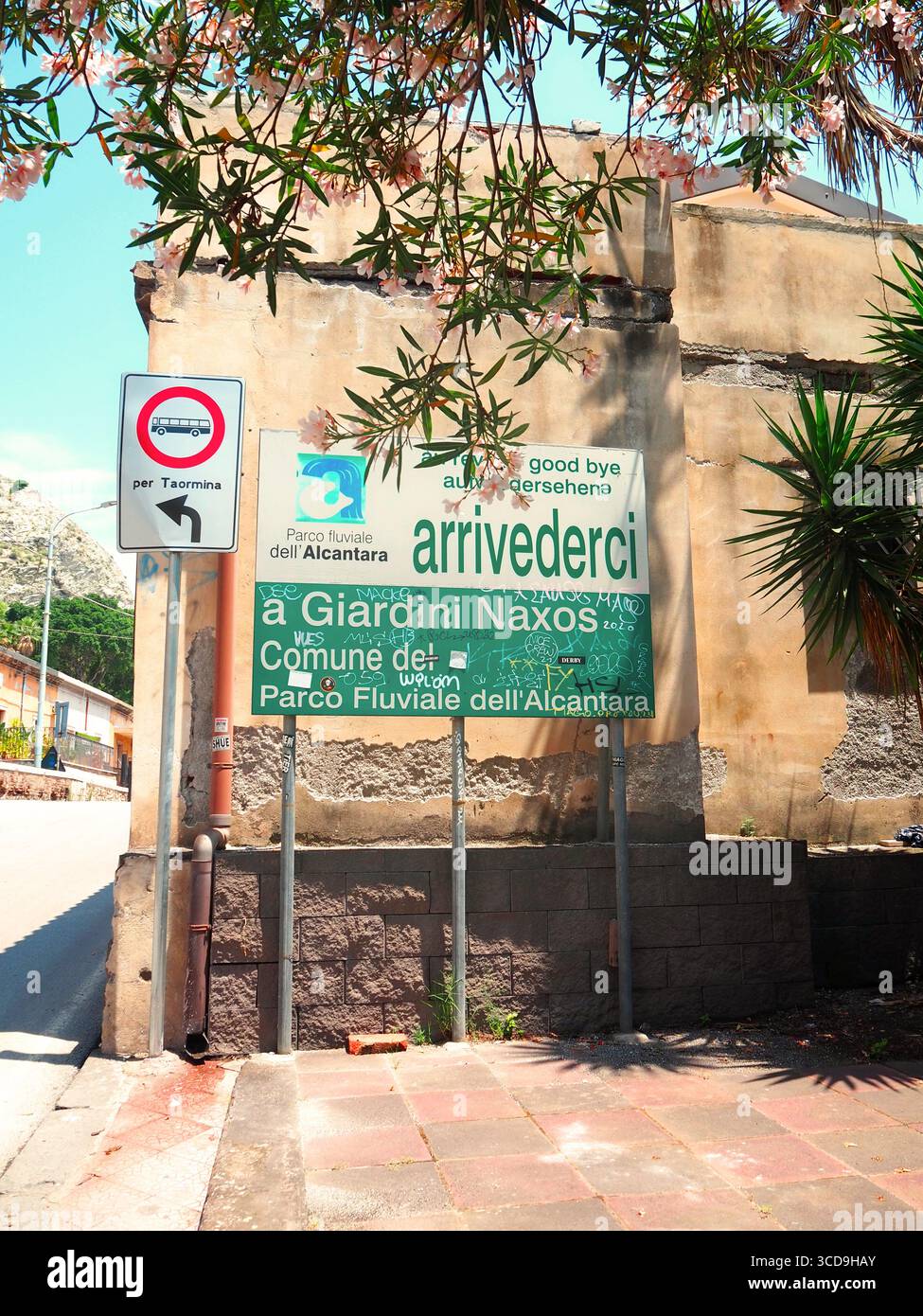 Wegweiser von Taormina nach Giardini Naxos Sizilien Italien Stockfoto