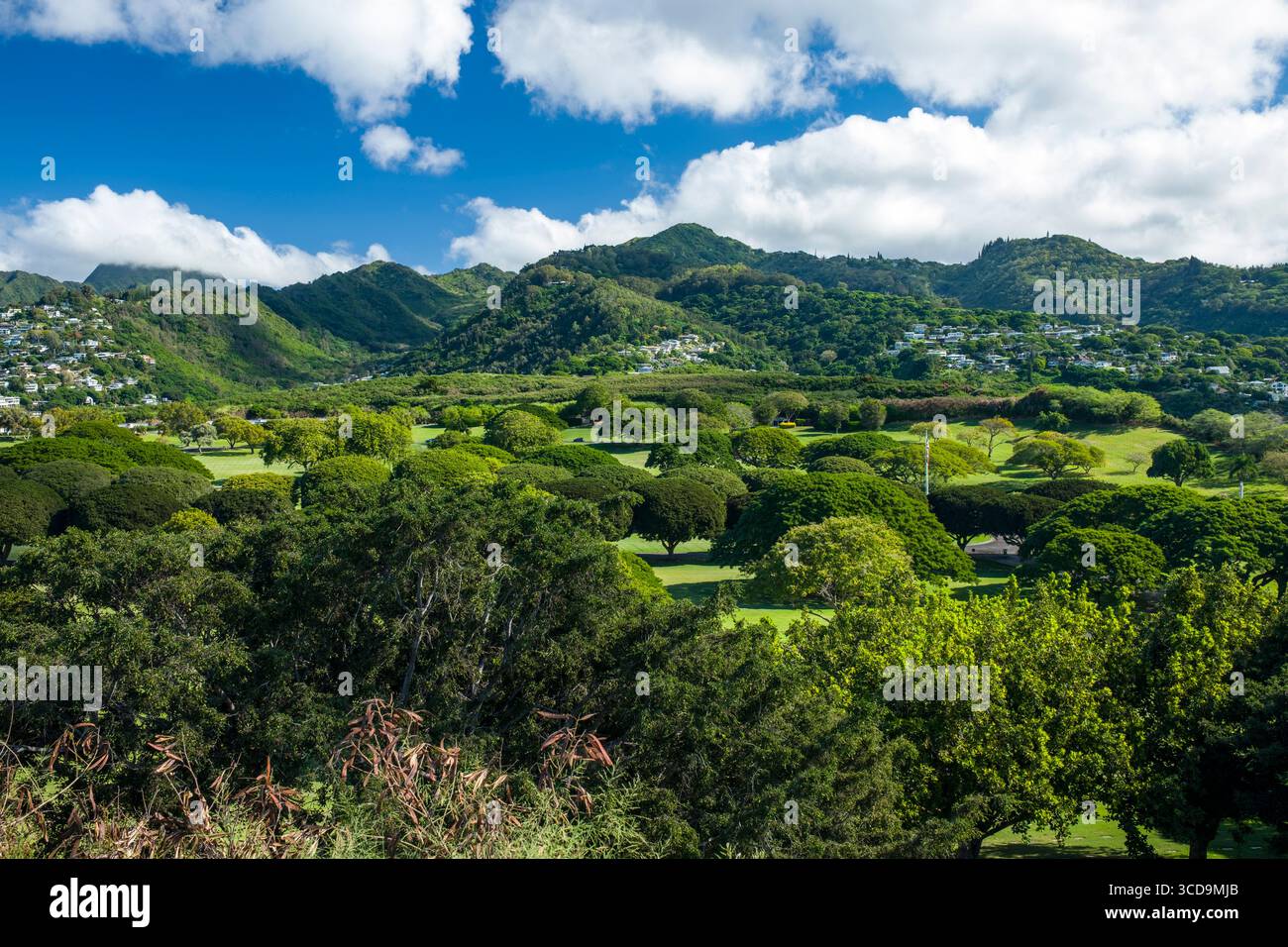 Blick auf den National Memorial Cemetery of the Pacific vom Punchbowl Scenic Lookout, Oahu, Hawaii, USA Stockfoto