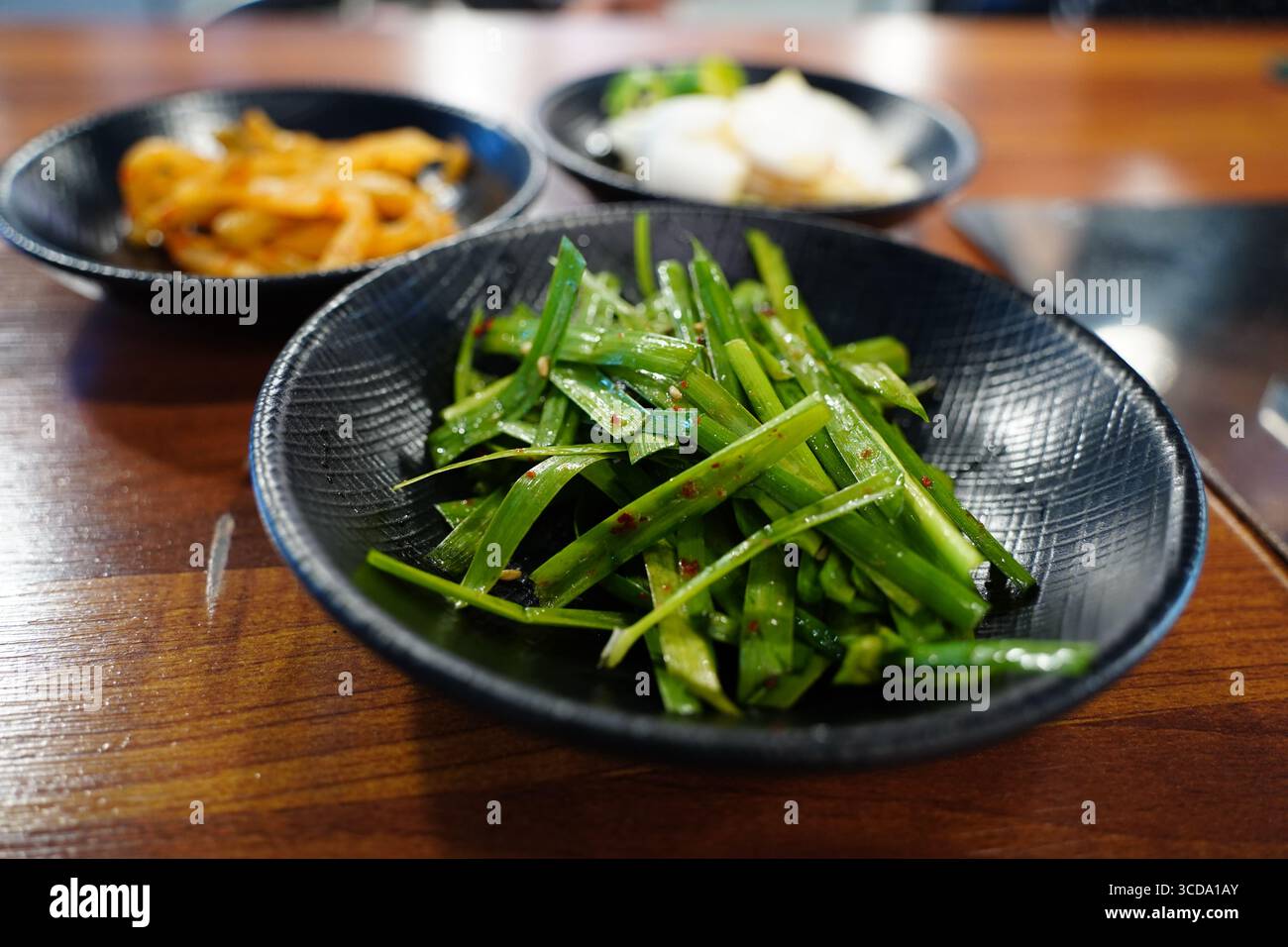 Koreanische Beilagen mit frischem Knoblauch-Schnittlauch und verschiedenen Banchan Stockfoto