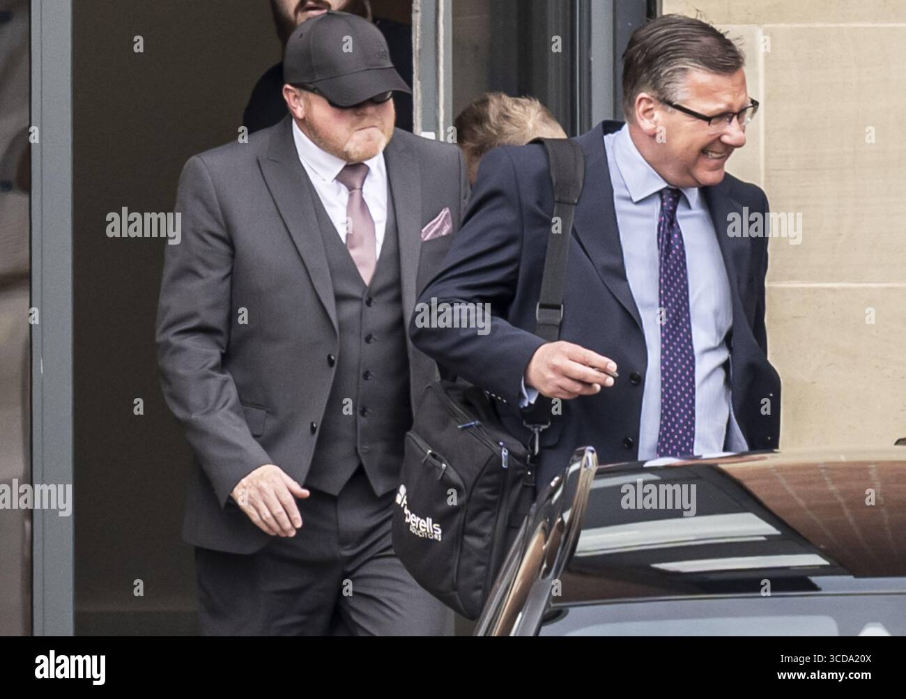 Aktenfoto von Robert Bush (links) am Hull Magistrates' Court vom 06/25. Robert Bush, 47 Jahre alt, soll nach einer größeren Untersuchung menschlicher Überreste, die in seinen Räumlichkeiten gefunden wurden, 63 Anklagen einreichen. Robert sieht sich in 30 Fällen der Verhinderung einer rechtmäßigen Beerdigung und 30 Fällen des Betrugs durch falsche Darstellung von Leichen, die an einer der Standorte von Legacy Independent Beeral Directors in Hull gefunden wurden, konfrontiert. Ausgabedatum: Mittwoch, 13. August 2025. Stockfoto