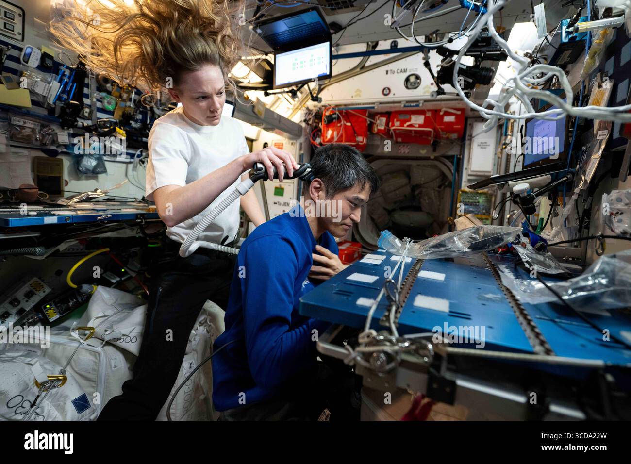 Expedition 73 Nichole Ayers und Takuya Onishi 27. Juli 2025, International Space Station, Earth Orbit: NASA-Astronaut und Expedition 73 Flugingenieur Nichole Ayers, links, gibt einen Haarschnitt an Station Commander und JAXA Astronaut Takuya Onishi an Bord der International Space Station, 27. Juli 2025 in Earth Orbit. Kredit Bild: Astronaut erstellt/NASA/Planet Pix über ZUMA Press Wire International Space Station Kennedy Space Center Earth Orbit *** Expedition 73 Nichole Ayers und Takuya Onishi 27. Juli 2025, International Space Station, Earth Orbit NASA Astronaut und Expedition 73 Flight Engineer Ni Stockfoto
