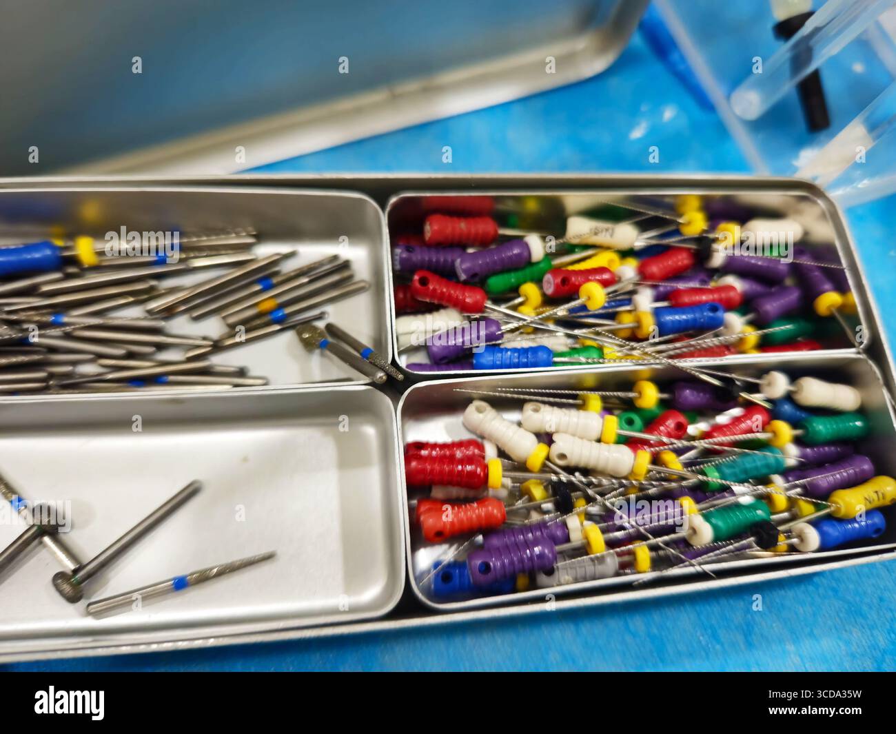 Ein Zahntablett aus Edelstahl enthält eine Reihe endodontischer Instrumente, die für die Wurzelkanaltherapie verwendet werden Stockfoto