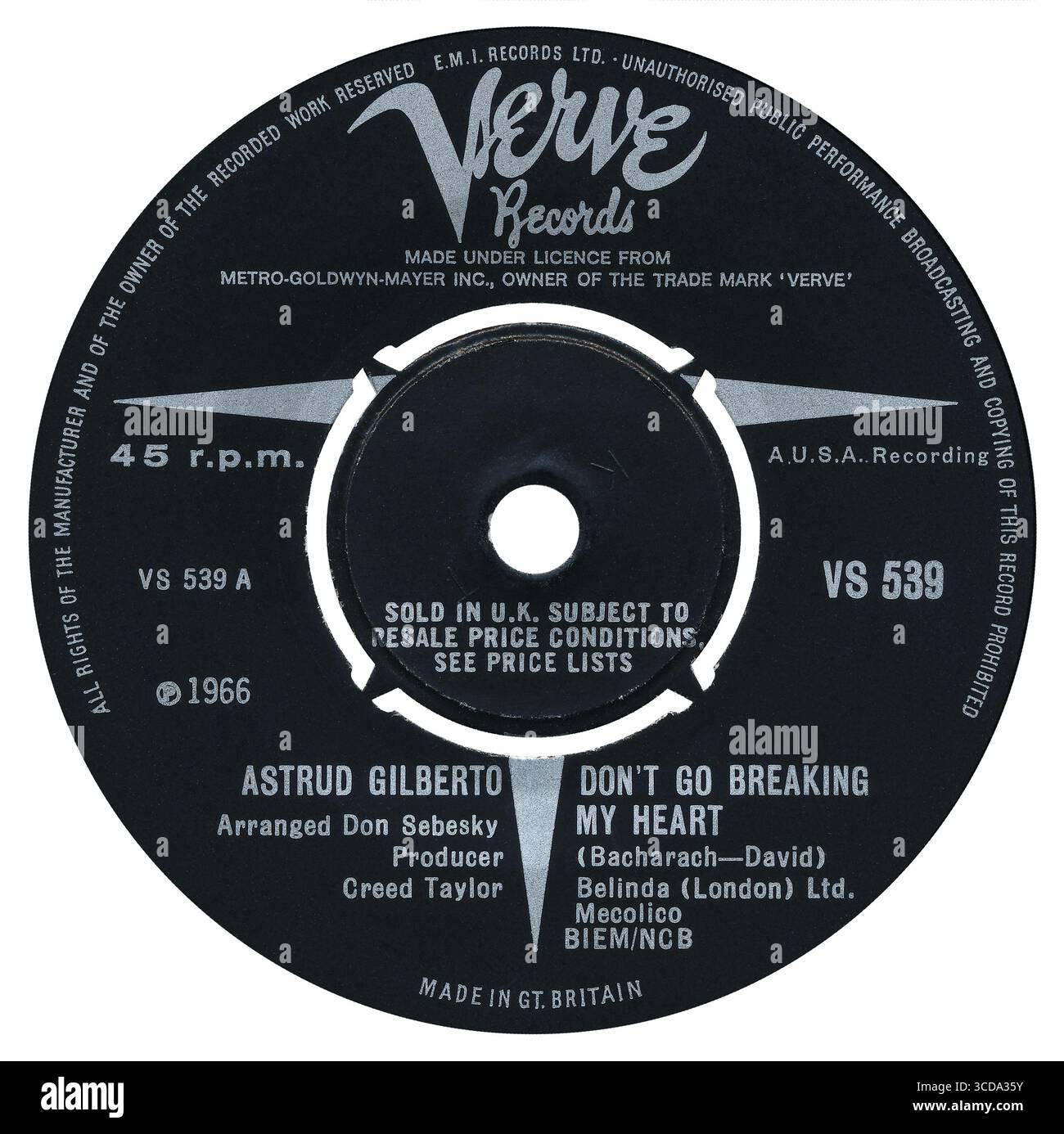 45 RPM 7' UK-Plattenlabel von Don't Go Breaking My Heart von Astrud Gilberto auf dem Verve-Label ab August 1966. Geschrieben von Burt Bacharach und Hal David, arrangiert von Don Sebesky und produziert von Creed Taylor. Stockfoto