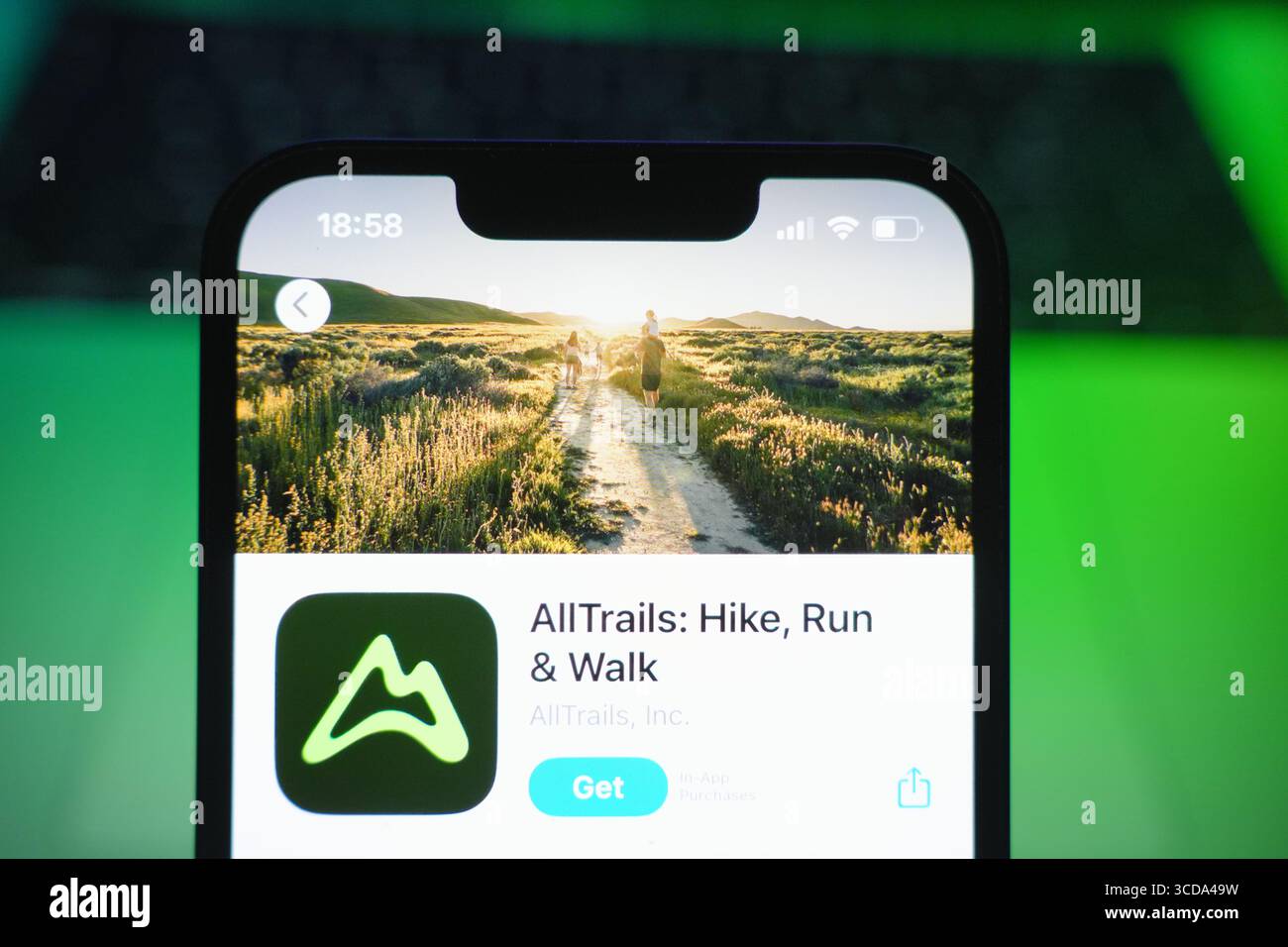 Roosendaal, Niederlande - 09. August 2025: Ein Smartphone mit dem Logo von AllTrails im App Store. Stockfoto