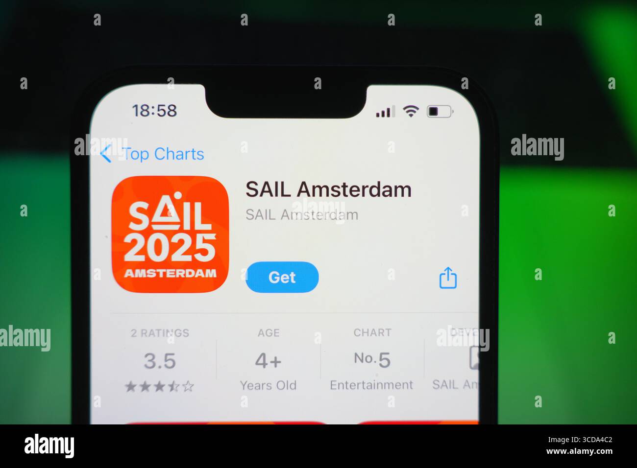 Roosendaal, Niederlande - 9. August 2025: Ein Smartphone mit dem Logo von Sail Amsterdam im App Store. Stockfoto