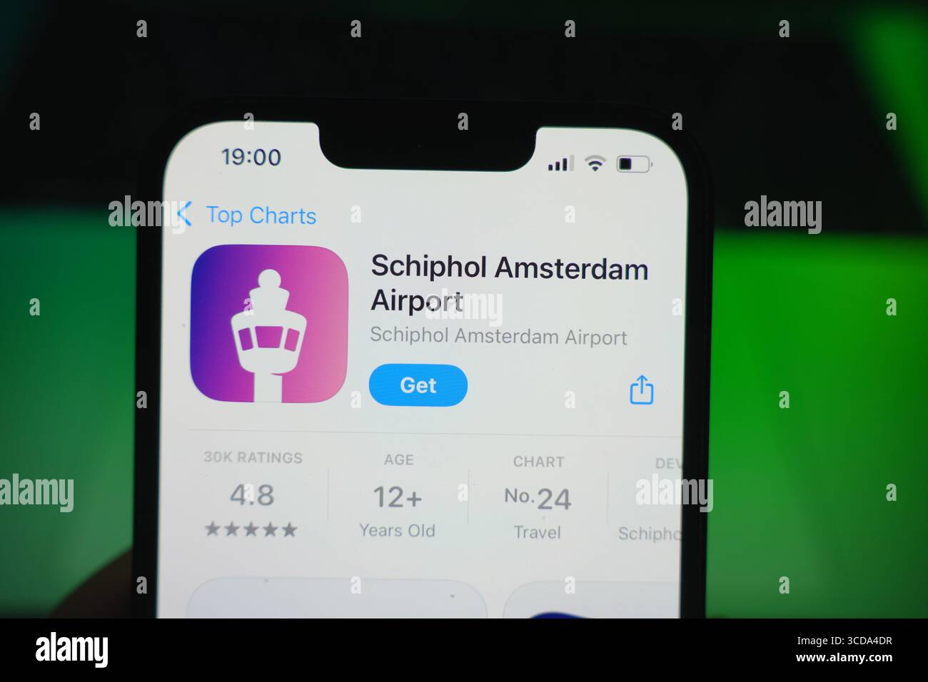 Roosendaal, Niederlande - 09. August 2025: Ein Smartphone mit dem Logo von Schophol Amsterdam im App Store. Stockfoto