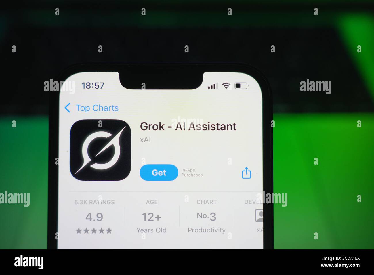 Roosendaal, Niederlande - 9. August 2025: Ein Smartphone mit dem Logo von Grok im App Store. Stockfoto