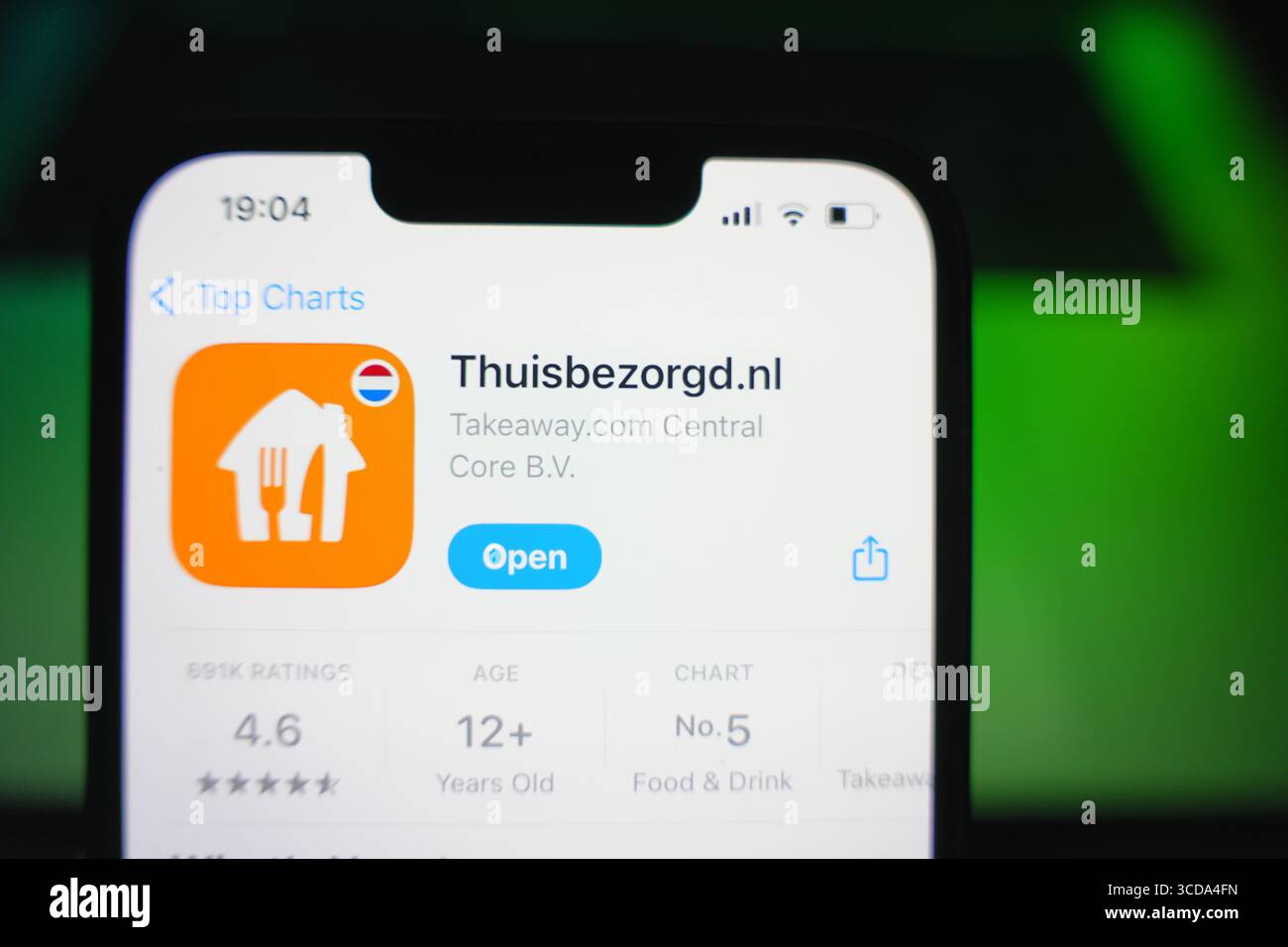 Roosendaal, Niederlande - 9. August 2025: Ein Smartphone mit dem Logo von Thuisbezorgd im App Store. Stockfoto