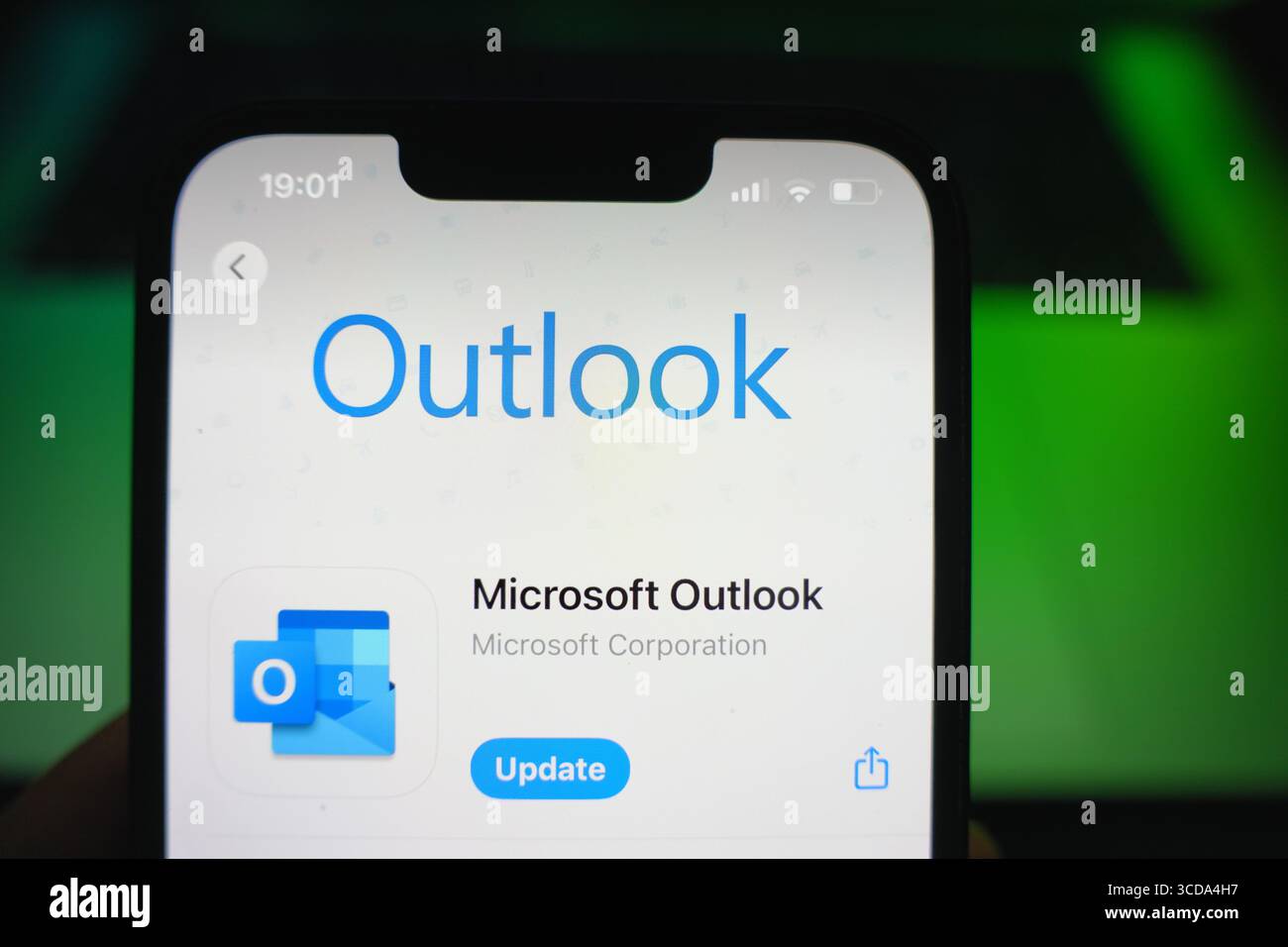 Roosendaal, Niederlande - 9. August 2025: Ein Smartphone mit dem Logo von Microsoft Outlook im App Store. Stockfoto