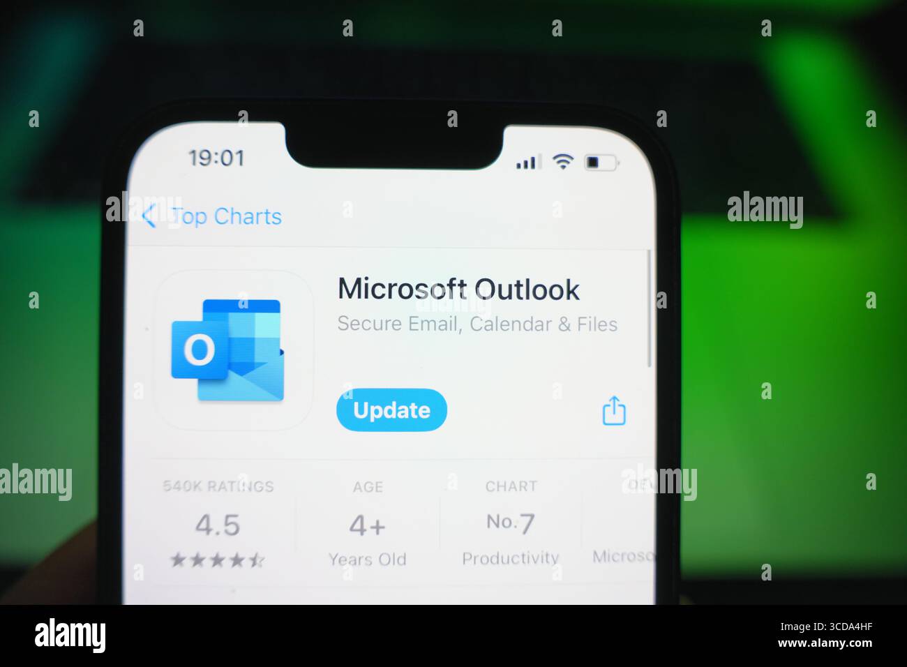 Roosendaal, Niederlande - 9. August 2025: Ein Smartphone mit dem Logo von Microsoft Outlook im App Store. Stockfoto