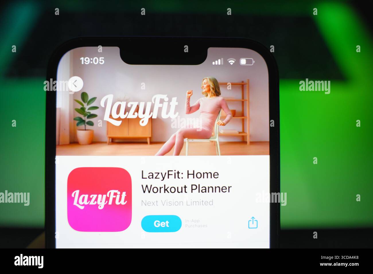 Roosendaal, Niederlande - 9. August 2025: Ein Smartphone mit dem Logo von Lazyfit im App Store. Stockfoto