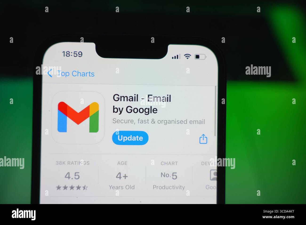 Roosendaal, Niederlande - 9. August 2025: Ein Smartphone mit dem Logo von Gmail im App Store. Stockfoto Roosendaal, Niederlande - 9. August 2025: Ein Smartphone mit dem Logo von Gmail im App Store. Stockfoto