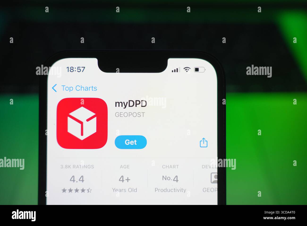 Roosendaal, Niederlande - 9. August 2025: Ein Smartphone mit dem Logo von MyDPD im App Store. Stockfoto
