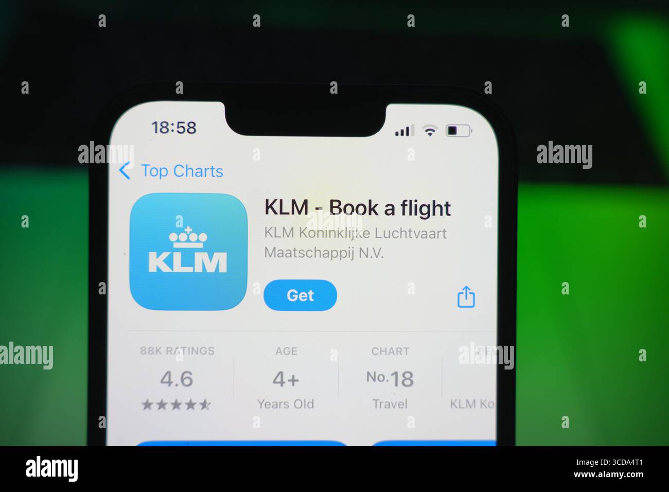 Roosendaal, Niederlande - 9. August 2025: Ein Smartphone mit dem Logo von KLM im App Store. Stockfoto