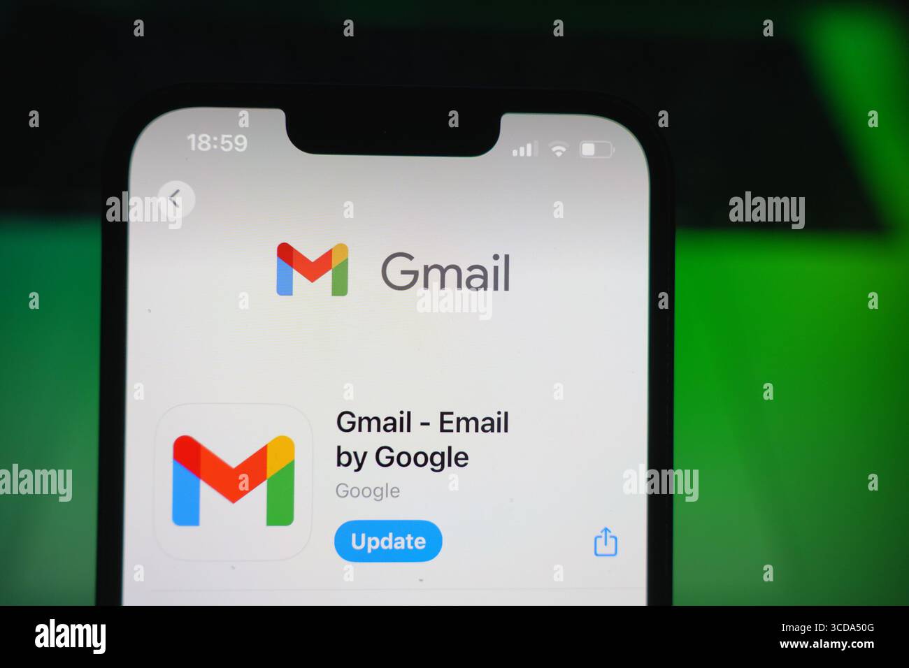 Roosendaal, Niederlande - 9. August 2025: Ein Smartphone mit dem Logo von Gmail im App Store. Stockfoto