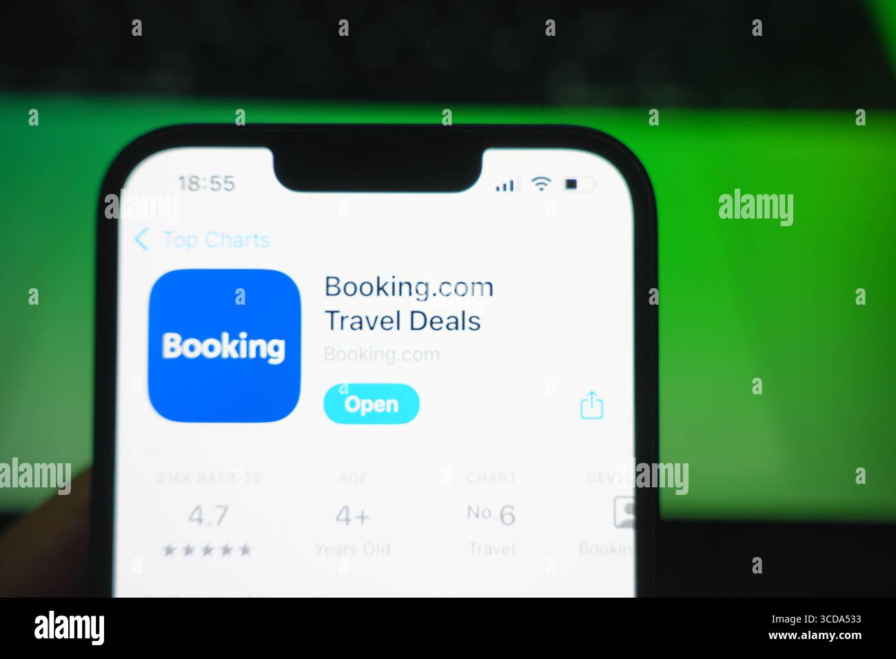 Roosendaal, Niederlande - 9. August 2025: Ein Smartphone mit dem Logo von Booking.com im App Store. Stockfoto
