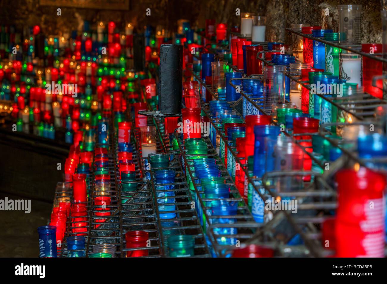 Farbenfrohe Votivkerzen In Der Heiligen Höhle Im Kloster Montserrat Spanien. Religiöse Wallfahrtsstätte, Gebetskerzen, spirituelle Hingabe, katholische Tradition Stockfoto