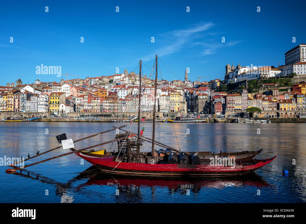 Historisches Zentrum von Porto, Portugal: Farbenfrohe Gebäude, ikonisches Viertel Ribeira und atemberaubende Aussicht auf den Fluss Douro Stockfoto