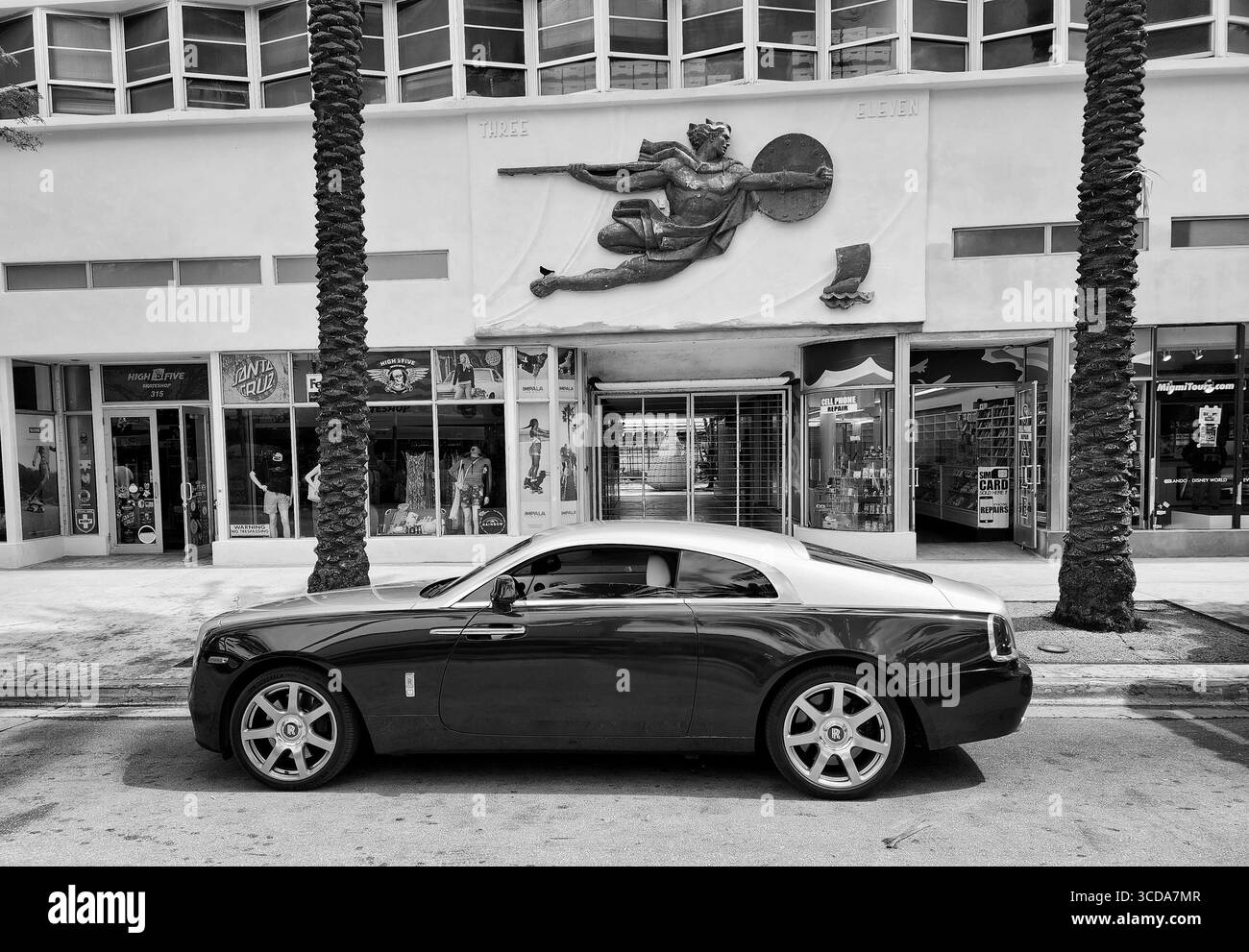 Miami Beach, Florida, USA - 8. Juni 2024: 2014 Rolls-Royce Wraith Luxusauto am Ocean Drive miami Beach. Rolls Royce ist eine britische Luxuswagenmarke Stockfoto