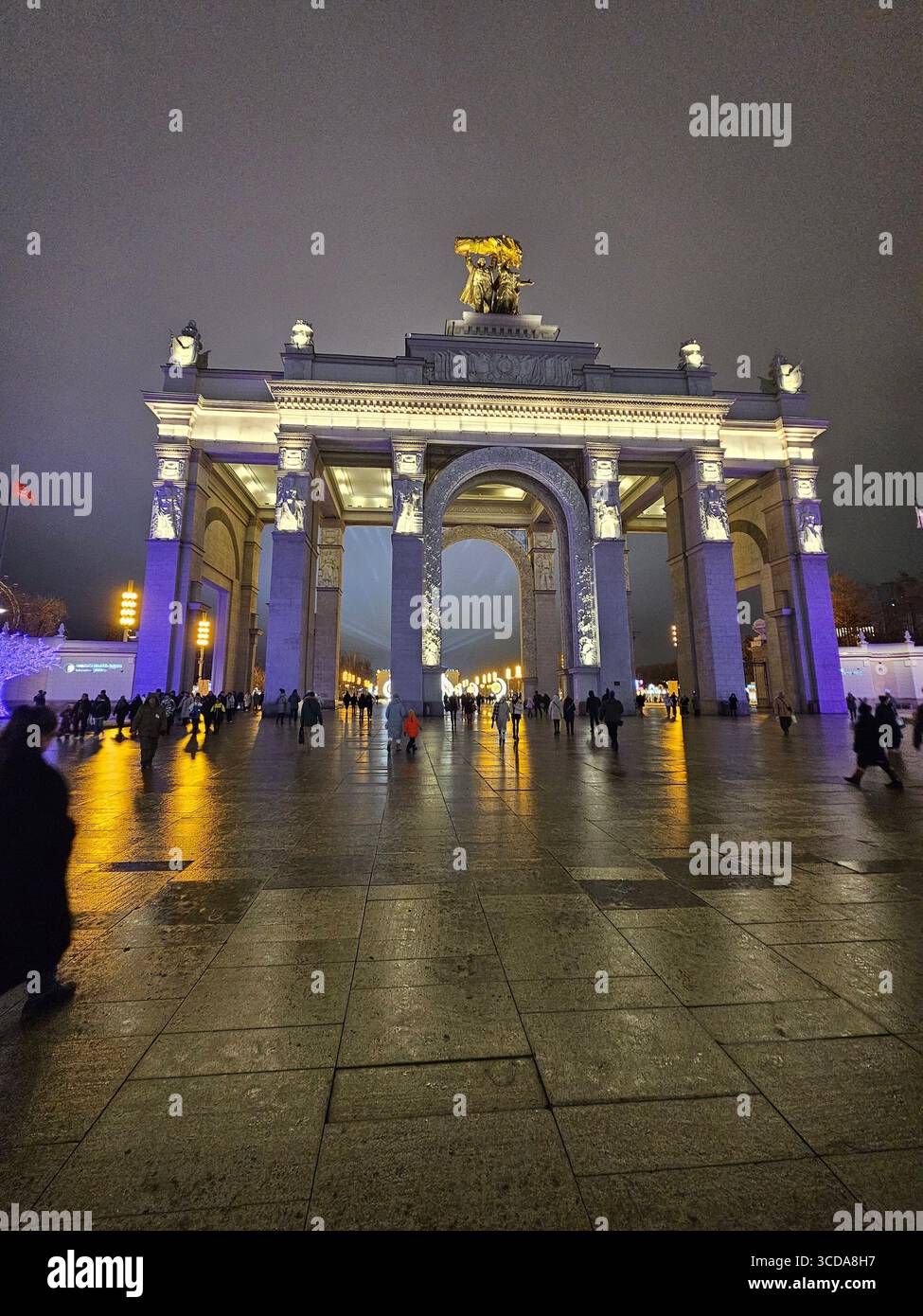 Wenn der Mond draußen ist, wird die wunderschöne Architektur im Licht - Smartphone-aufgenommenes Stockfoto