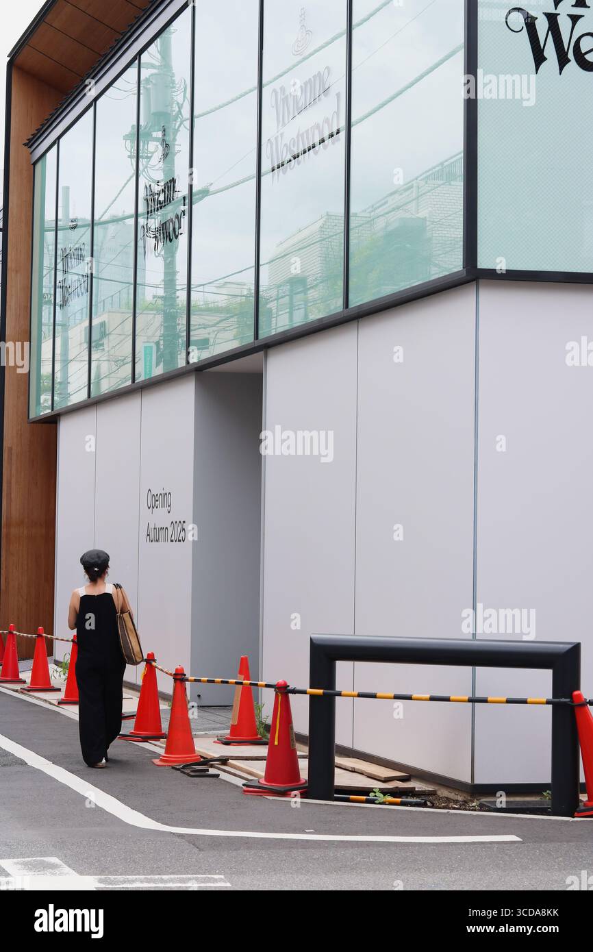 TOKIO, JAPAN - 13. August 2025: Detail eines neuen Vivienne Westwood Store mit der Aufschrift „Opening Autumn 2025“ in Tokio Aoyama. Stockfoto