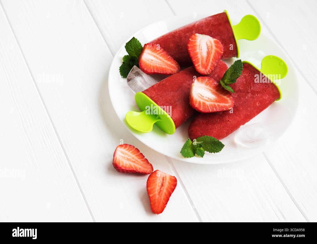 Hausgemachtes Erdbeereis und frische Erdbeeren auf einem Tisch Stockfoto