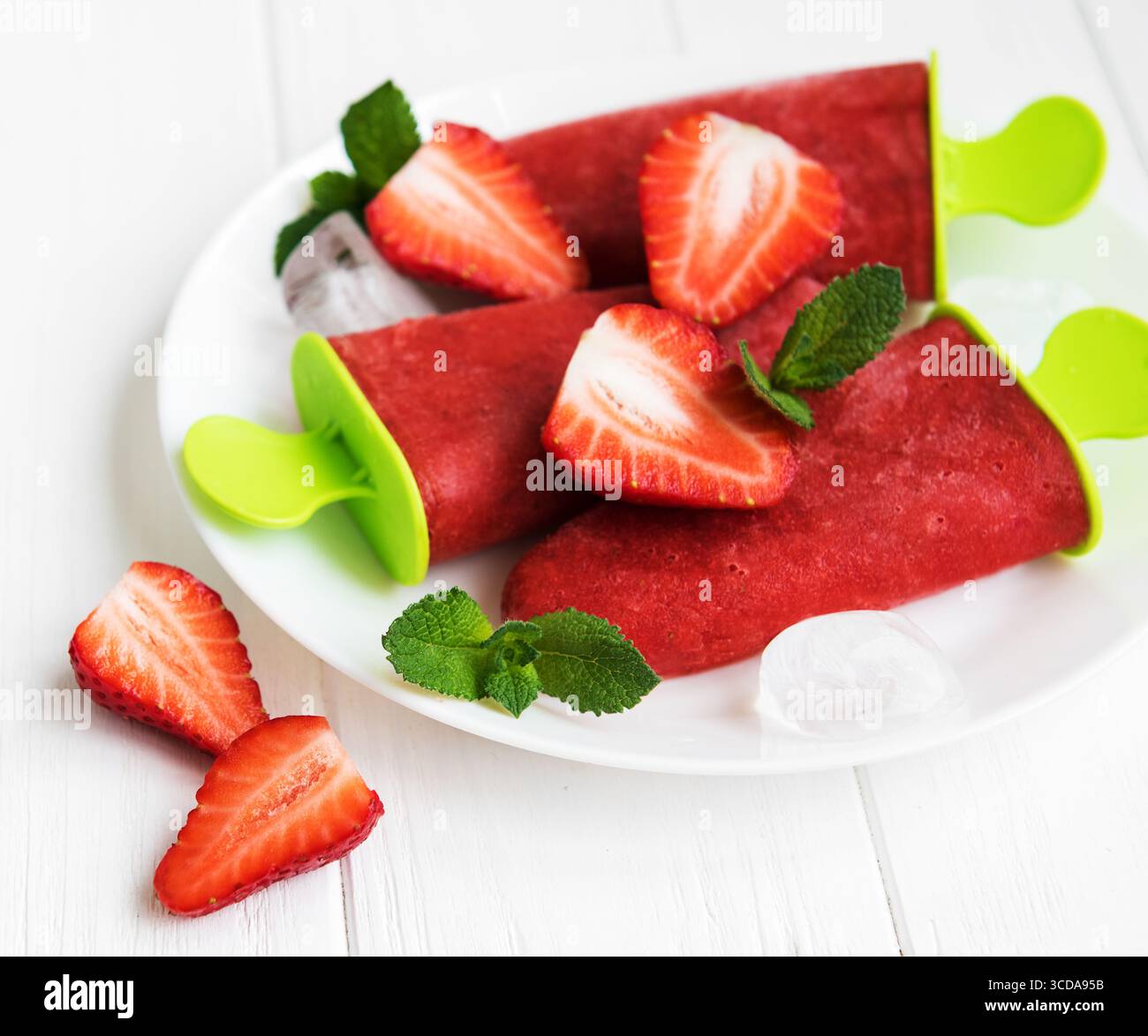 Hausgemachtes Erdbeereis und frische Erdbeeren auf einem Tisch Stockfoto