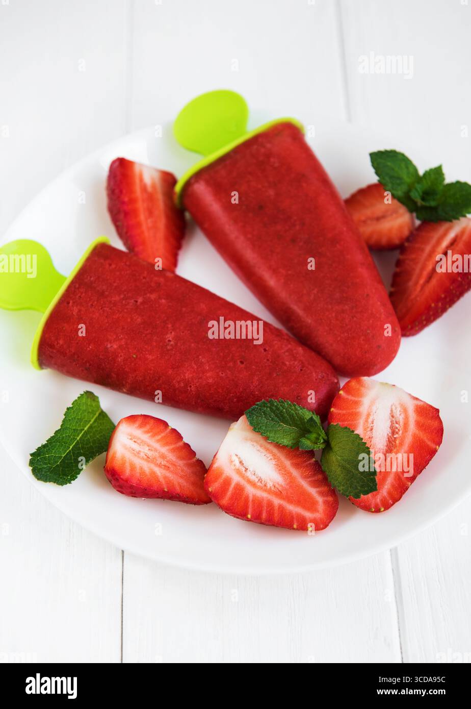 Hausgemachtes Erdbeereis und frische Erdbeeren auf einem Tisch Stockfoto