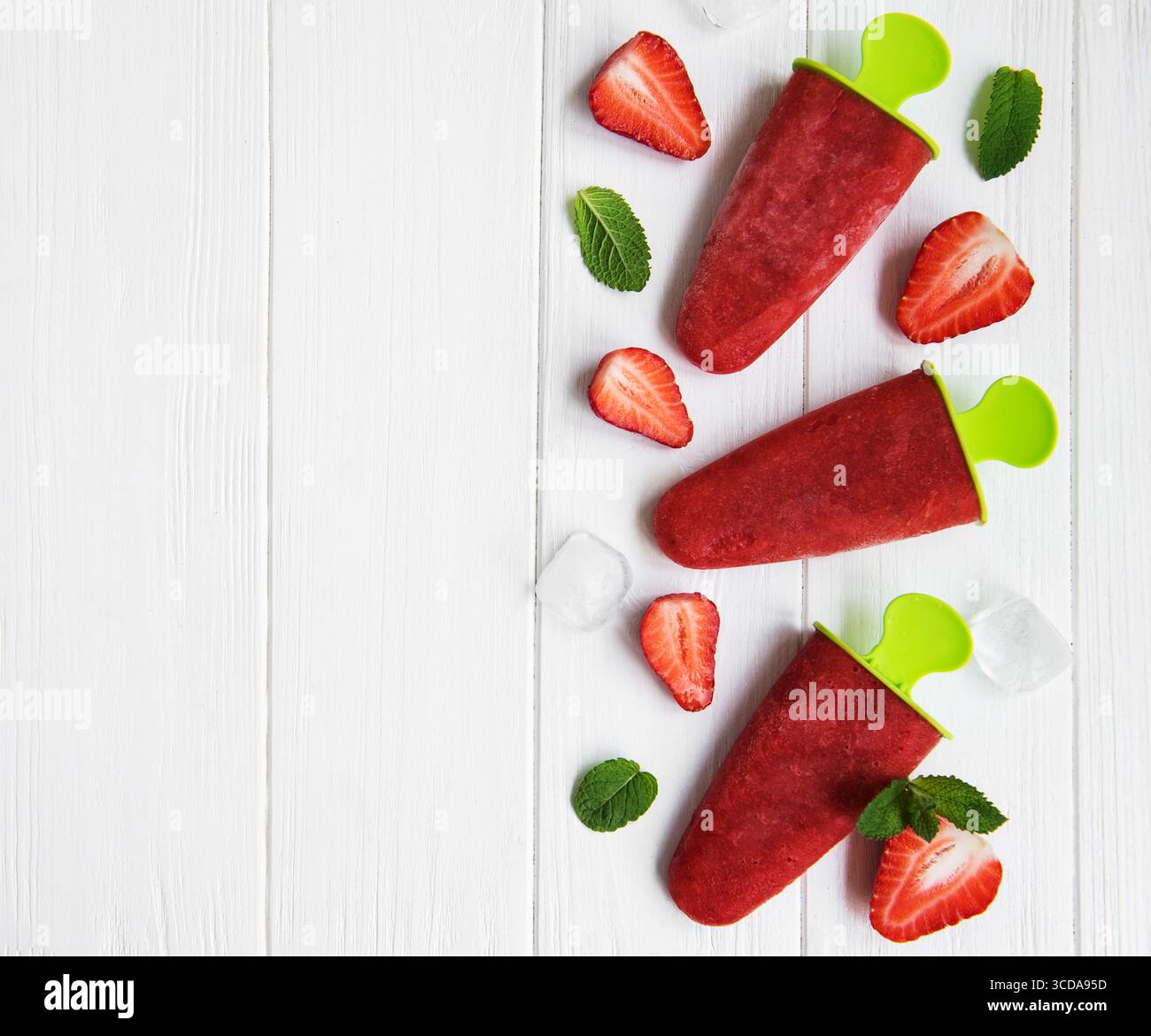 Hausgemachtes Erdbeereis und frische Erdbeeren auf einem Tisch Stockfoto
