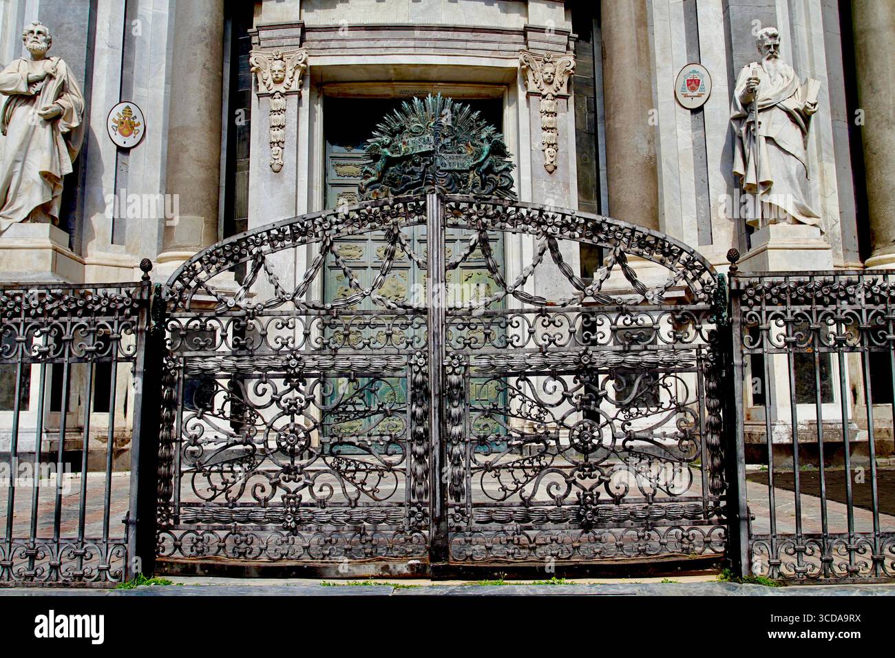 Eingangstore, Metropolitan Cathedral of Saint Agatha (Duomo di Catania), Piazza del Duomo, Catania, Sizilien, Italien. Stockfoto