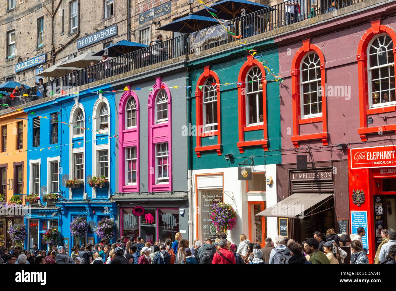 Die Victoria Street im Grassmarket ist berühmt für ihre farbenfrohen Geschäfte in Edinburgh, Schottland Stockfoto