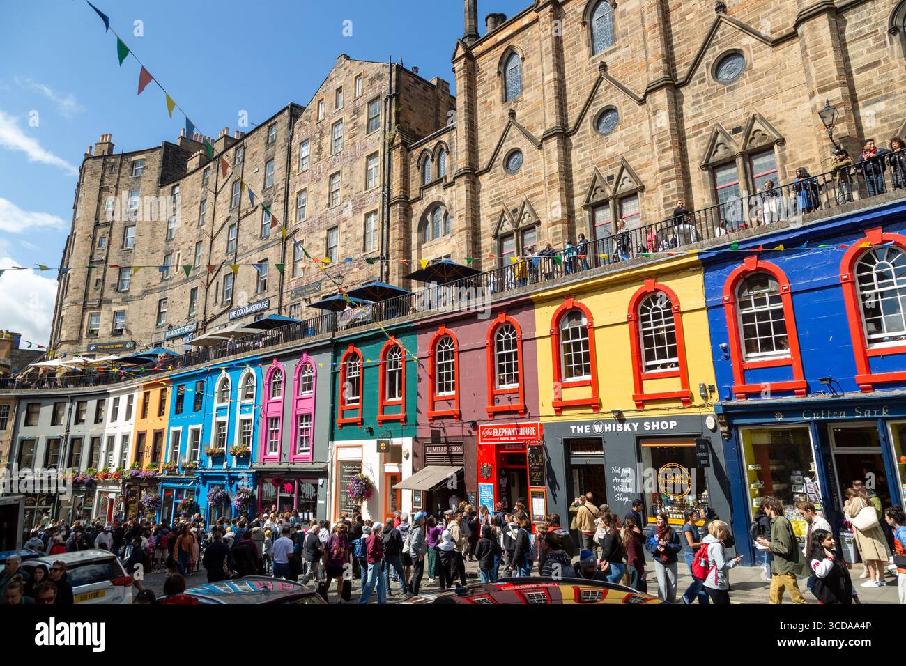 Die Victoria Street im Grassmarket ist berühmt für ihre farbenfrohen Geschäfte in Edinburgh, Schottland Stockfoto