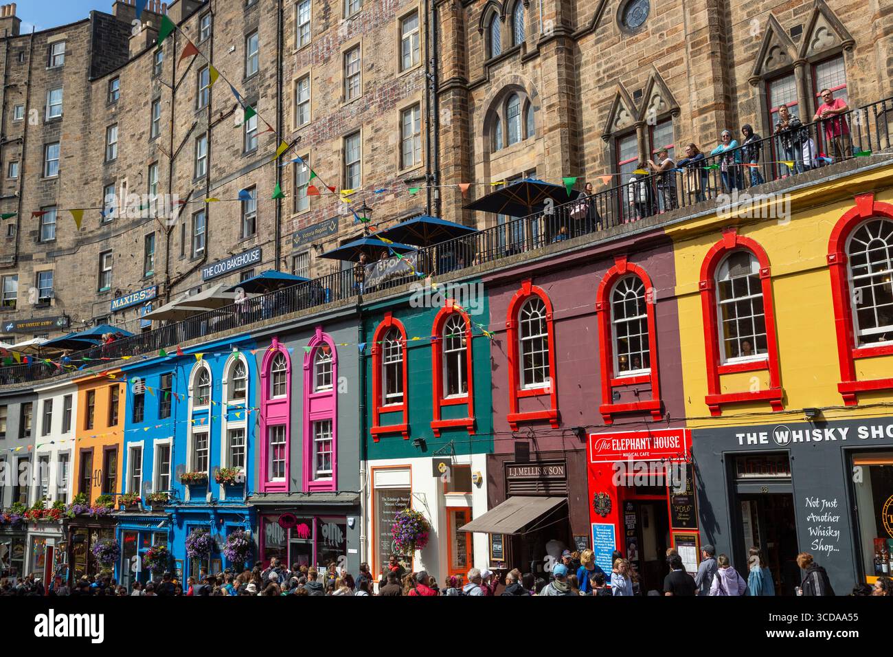 Die Victoria Street im Grassmarket ist berühmt für ihre farbenfrohen Geschäfte in Edinburgh, Schottland Stockfoto