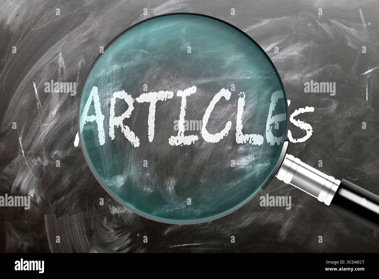 Artikel – Lernen, studieren und inspizieren. Ein genauerer Blick auf Artikel. Eine Lupe, die das Wort "Artikel" auf einer Tafel vergrößert Stockfoto