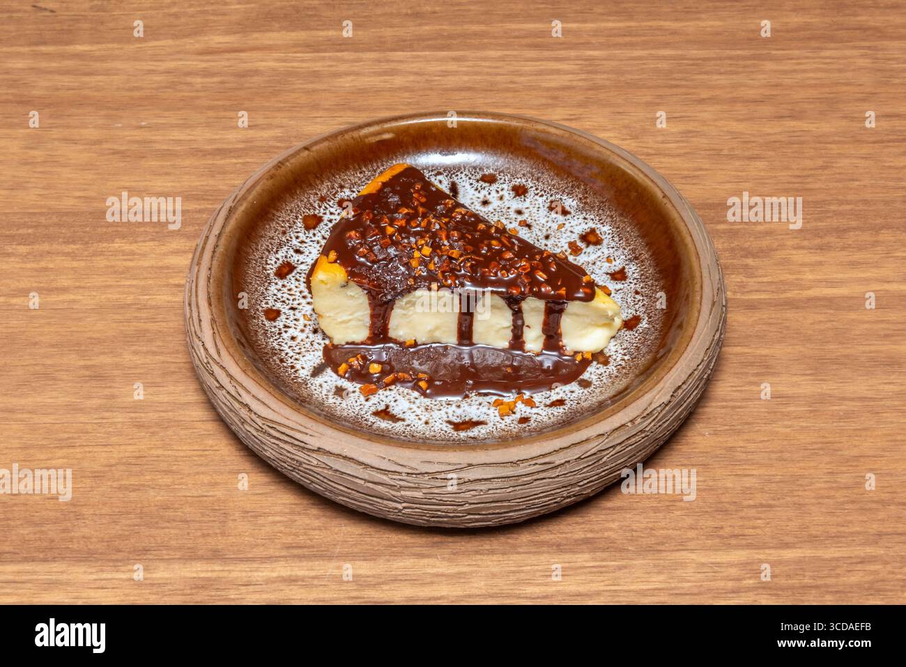 Käsekuchen: Zerkleinerte Keksbasis mit Oreo-Stückchen und Vanillekäse Stockfoto