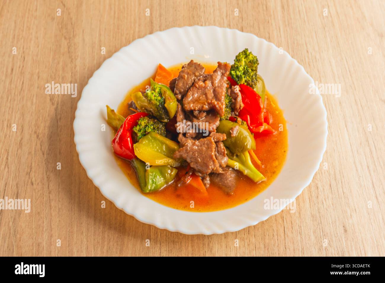 Kantonesisches Rindfleisch saftige Steaks im Wok-Rührwerk mit al dente Brokkoli in Austernsauce und frischem Ingwer Stockfoto