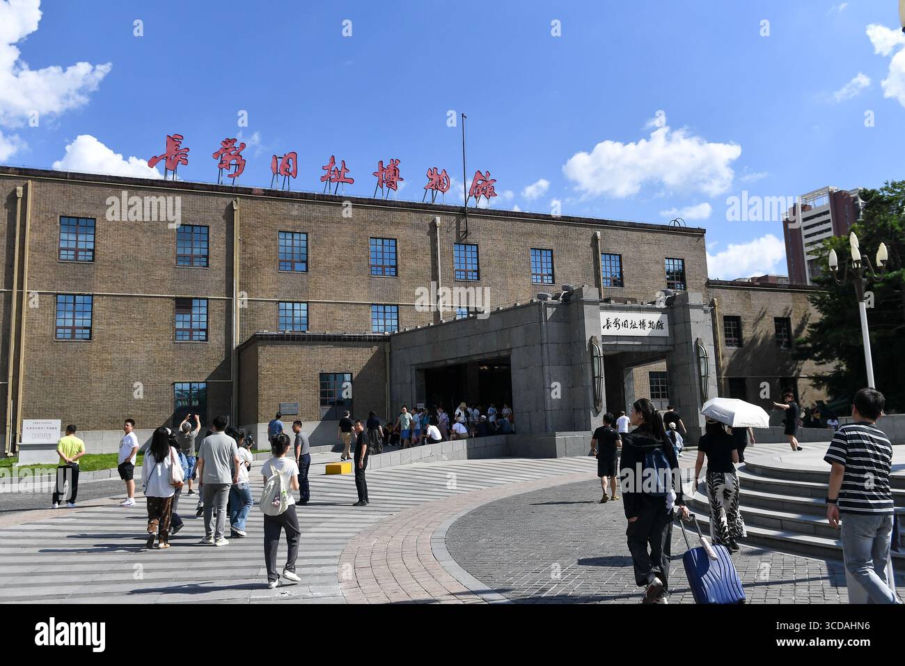 Changchun, chinesische Provinz Jilin. August 2025. Die Menschen betreten ein Filmmuseum, das am 7. August 2025 auf dem ehemaligen Standort des Changchun Filmstudios in Changchun in der nordöstlichen chinesischen Provinz Jilin errichtet wurde. Seit Beginn der Sommerferien zieht das Filmmuseum Besucher mit Filmressourcen an, mit einer täglichen Spitzenbesucherzahl von über 8.000. Quelle: Zhang Nan/Xinhua/Alamy Live News Stockfoto