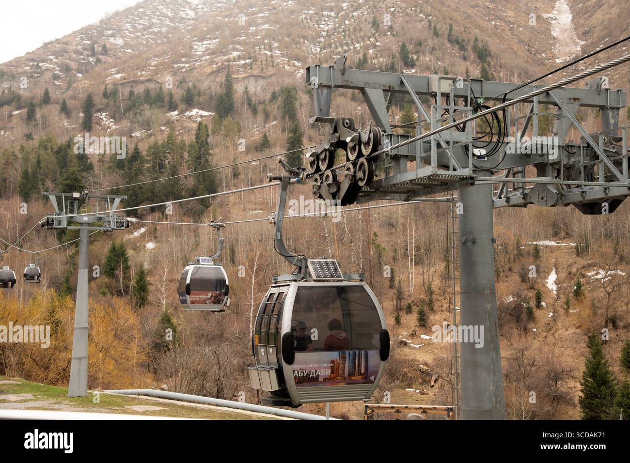 Seilbahn zum Skigebiet Medeo, Heimat der höchsten Eislaufbahn der Welt, Almaty, Kasachstan Stockfoto